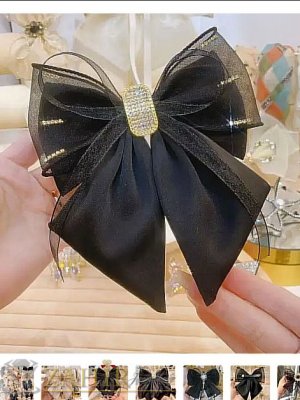 Луксозна шнола 8 см с черна панделка от вискоза и шифон с кристали на златиста основа , размери на панделката 14 на 13 см - ST1175